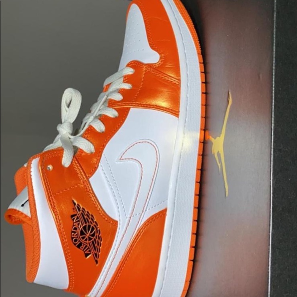 Jordan 1 Mid Metallic orange